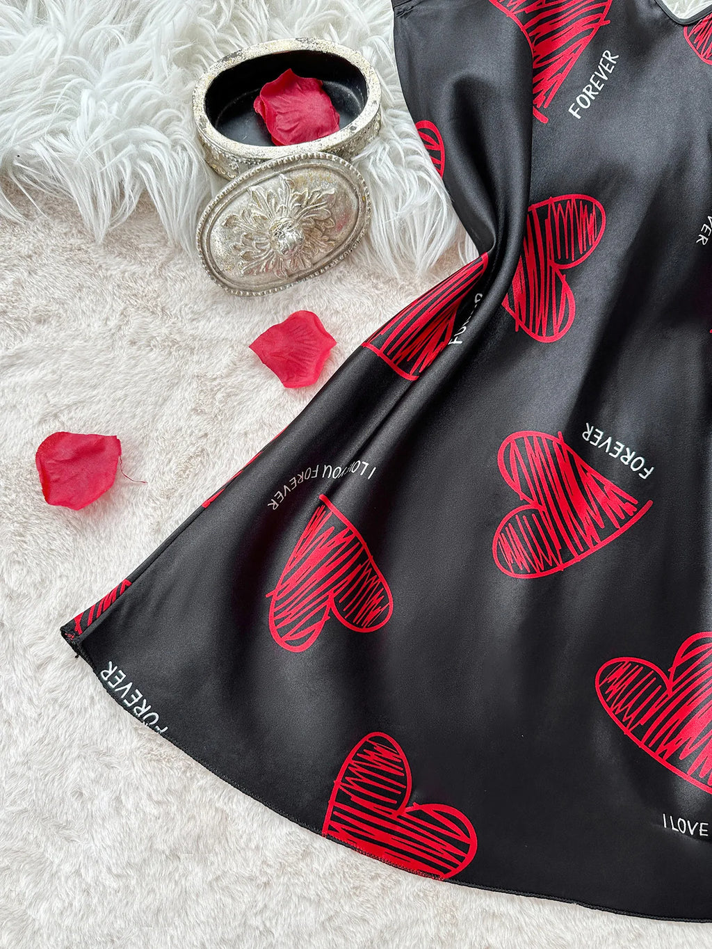 Nuisette satin imprimé lèvres — Robe de nuit mini dos nu col V