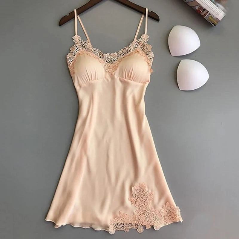 Nuisette soie glacée bretelles — Robe de nuit satin légère femme