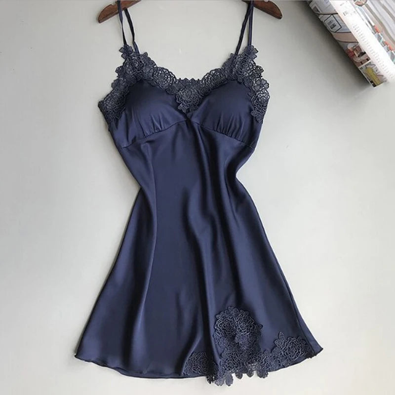 Nuisette soie glacée bretelles — Robe de nuit satin légère femme