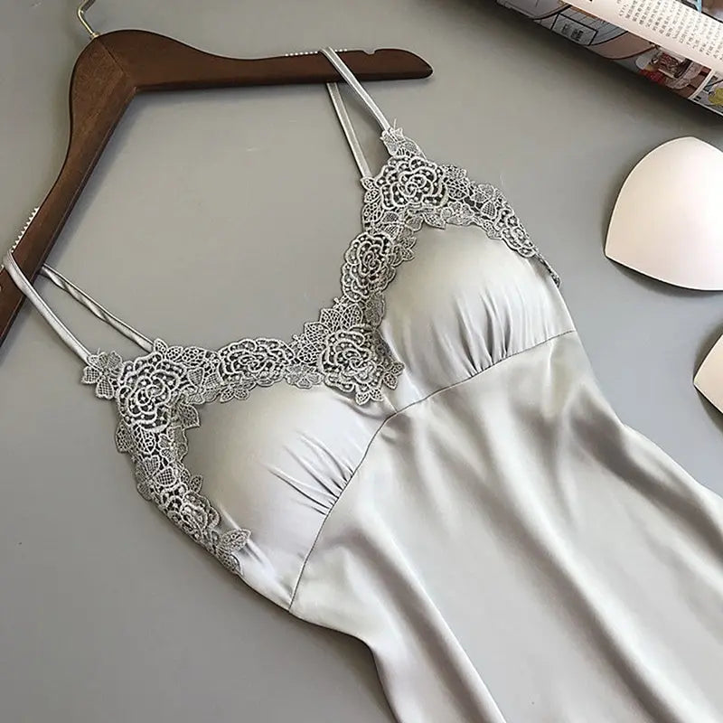 Nuisette soie glacée bretelles — Robe de nuit satin légère femme