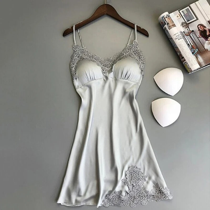 Nuisette soie glacée bretelles — Robe de nuit satin légère femme