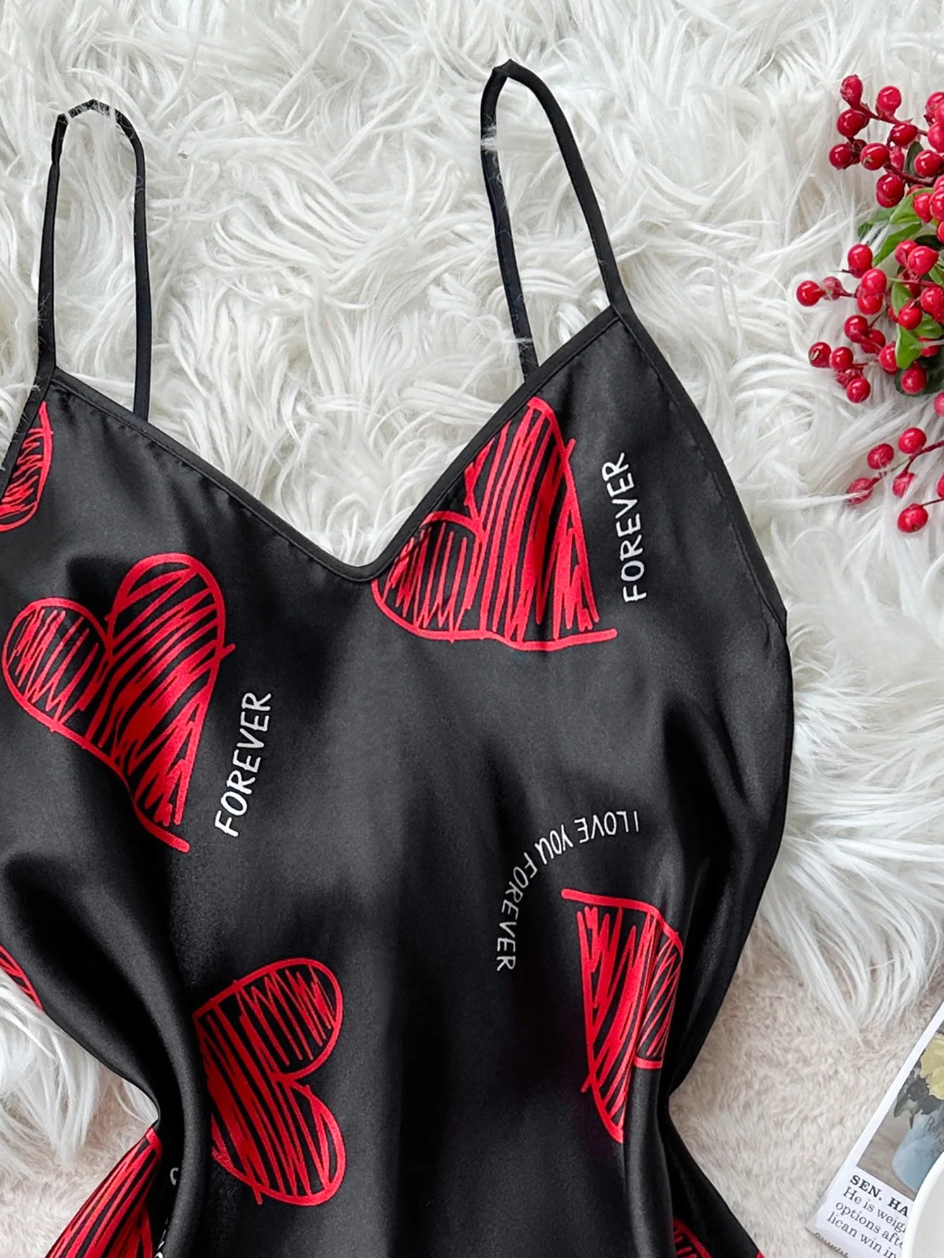 Nuisette satin imprimé lèvres — Robe de nuit mini dos nu col V