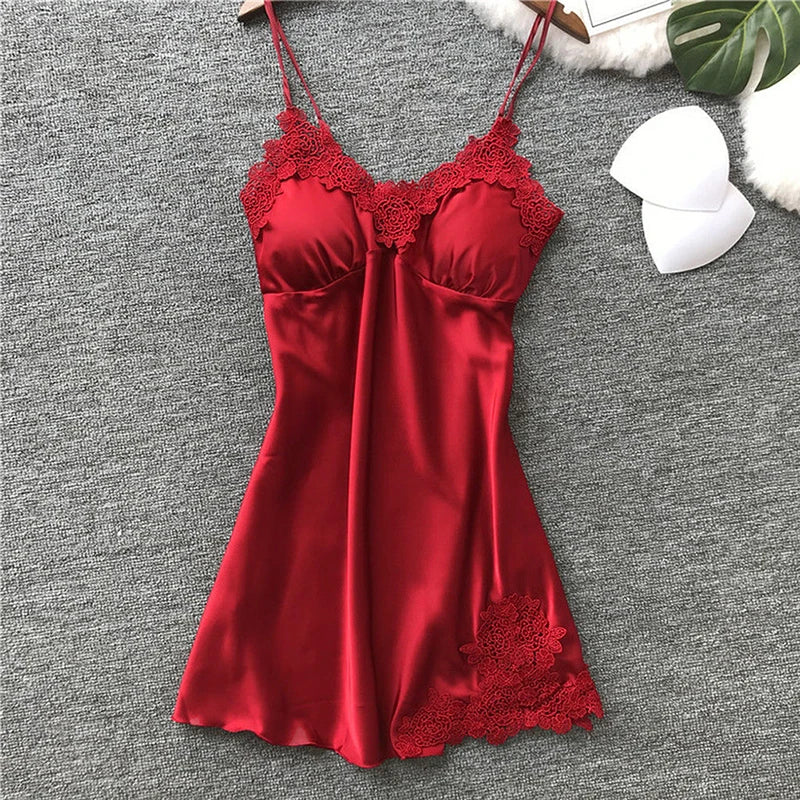 Nuisette soie glacée bretelles — Robe de nuit satin légère femme