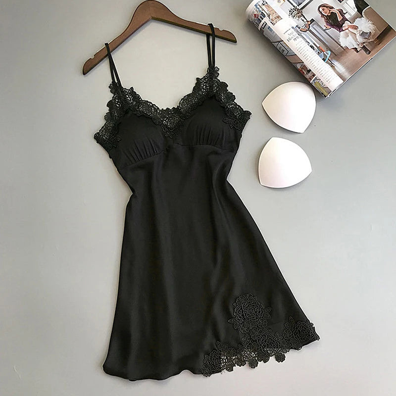 Nuisette soie glacée bretelles — Robe de nuit satin légère femme