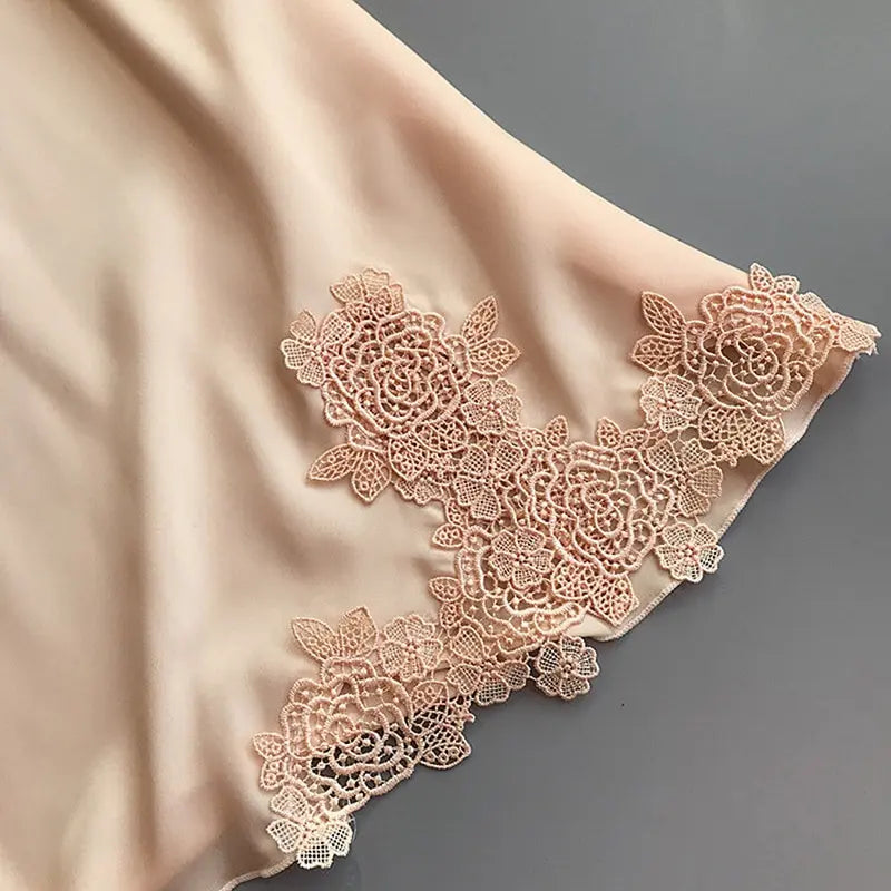 Nuisette soie glacée bretelles — Robe de nuit satin légère femme